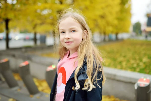 Carino Ragazza Diverte Nella Bella Giornata Autunnale Soleggiata Tempo Libero — Foto Stock