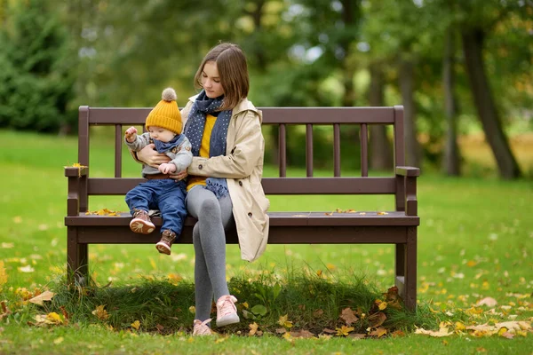 Leuke Grote Zus Knuffelend Met Haar Broertje Schattig Tienermeisje Met — Stockfoto