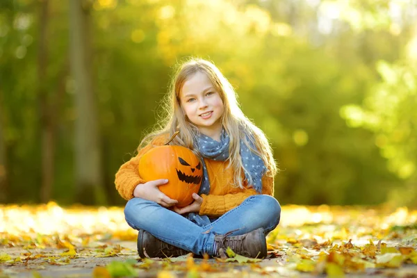 Carino Giovane Ragazza Che Tiene Una Piccola Zucca Con Viso — Foto Stock