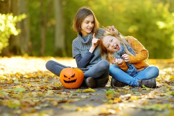 Dos Niñas Lindas Sosteniendo Una Pequeña Calabaza Con Cara Miedo — Foto de Stock