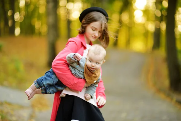 Fofa Irmã Mais Velha Abraçando Seu Irmãozinho Menina Adolescente Adorável — Fotografia de Stock