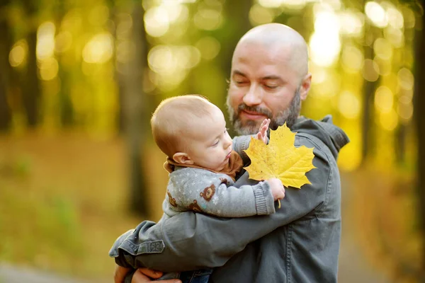 Leuke Kleine Jongen Zijn Vaders Armen Papa Zoon Hebben Plezier — Stockfoto