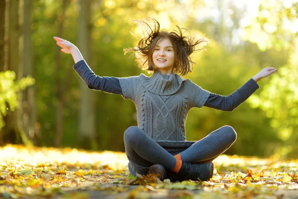可爱的小女孩在美丽的秋日里玩得很开心 快乐的孩子在秋天的公园里玩耍 收集黄色落叶的孩子 为儿童开展的秋季活动 — 图库照片
