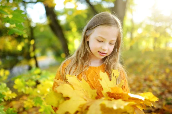 Adorabile Ragazza Che Diverte Nella Bella Giornata Autunnale Bambino Felice — Foto Stock