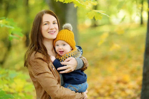 Bonito Menino Nos Braços Suas Mães Mãe Filho Divertindo Dia — Fotografia de Stock