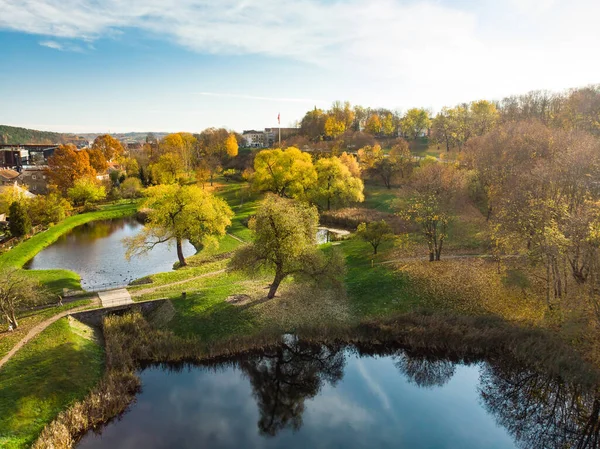 Nádherné Městské Panorama Vilnius Podzim Oranžovým Žlutým Listím Vzdušný Večer — Stock fotografie