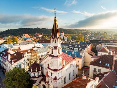 Turuncu ve sarı yaprakları ile sonbaharda güzel Vilnius şehir panoraması. Havadan akşam manzarası. Vilnius, Litvanya'da sonbahar şehir manzarası