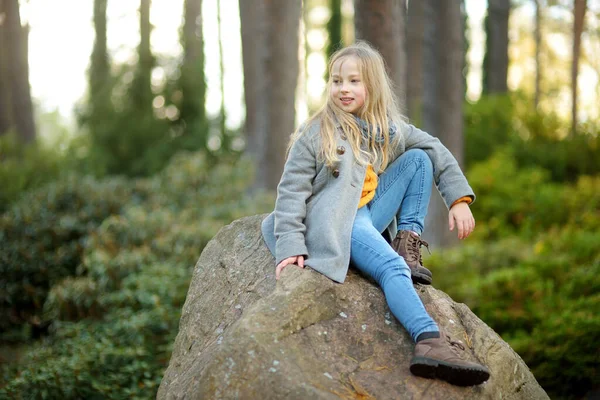 Mignon Jeune Fille Amuser Sur Belle Journée Automne Dans Parc — Photo