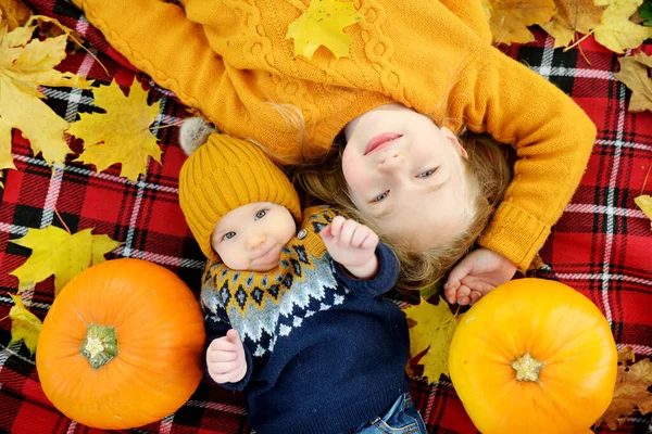 Nette Große Schwester Beim Kuscheln Mit Ihrem Kleinen Bruder Entzückendes — Stockfoto