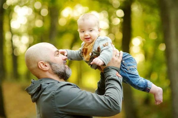 Netter Kleiner Junge Den Armen Seines Vaters Vater Und Sohn — Stockfoto