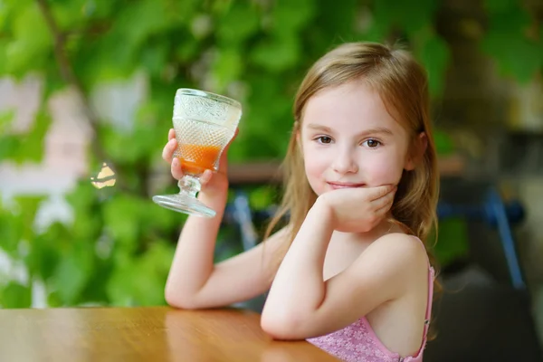 Ragazza che beve succo — Foto Stock