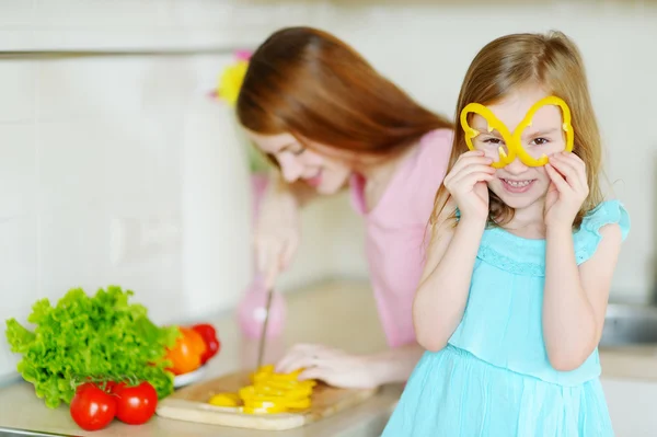 母と娘の夕食を調理 — ストック写真