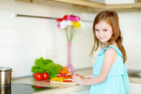 Meisje helpen moeder in keuken — Stockfoto