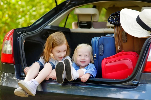 Hermanas sentadas en coche — Foto de Stock