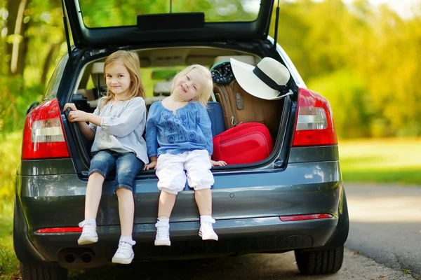Sestry sedí v autě — Stock fotografie
