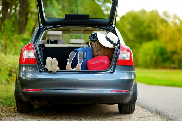 Hermanas sentadas en coche — Foto de Stock