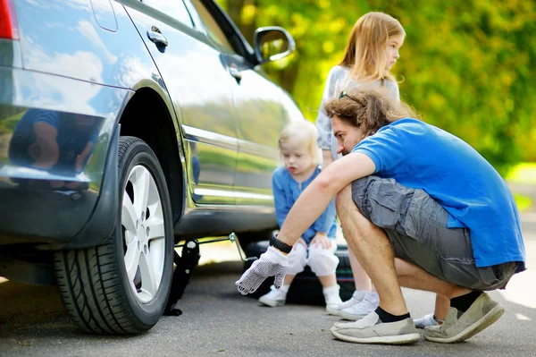 Family changing   car wheel — Stock Photo, Image