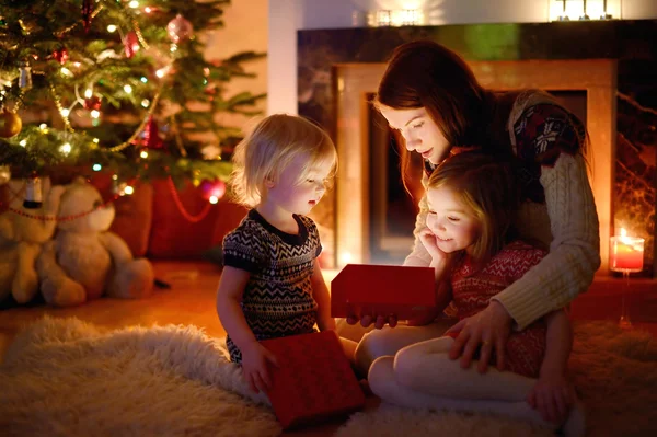 Madre e hijas con regalo —  Fotos de Stock