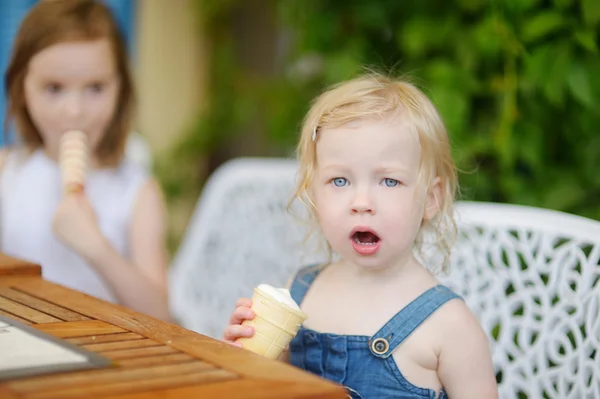 Kleine zusters eten van ijs — Stockfoto