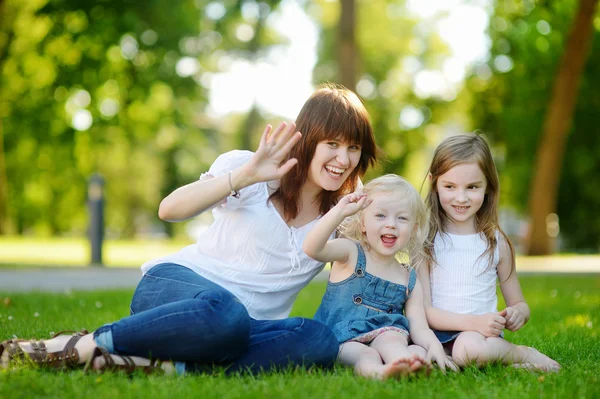 Vrouw en twee kleine kinderen — Stockfoto