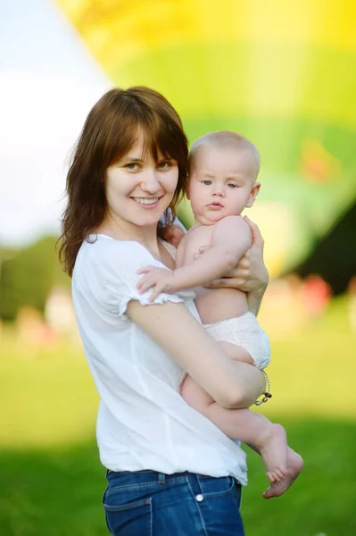 Moeder met haar zoontje — Stockfoto