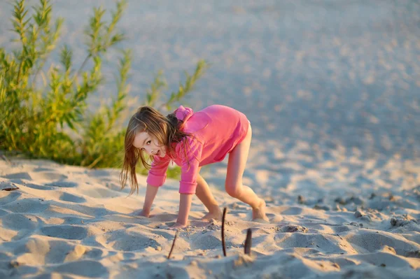 Petite fille sur la plage — Photo