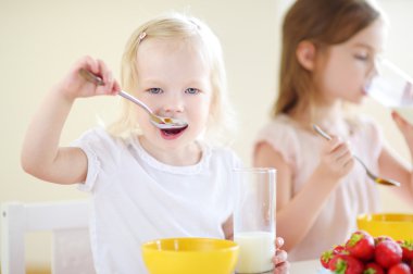 süt ile tahıl yiyen kız