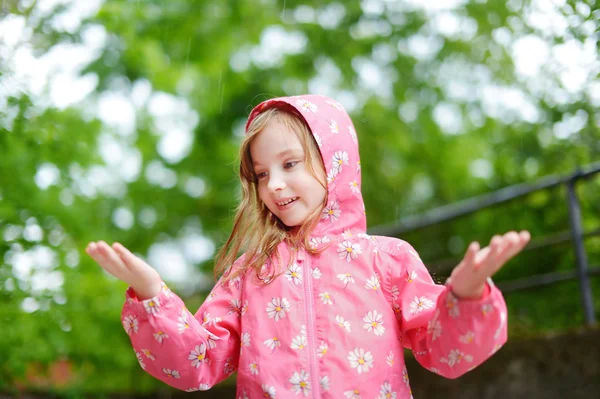 Girl  standing under  rain — Stock Photo, Image