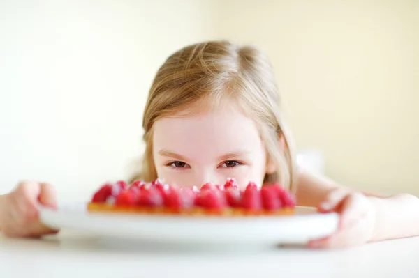 Girl and raspbrerry cake — Stock Photo, Image