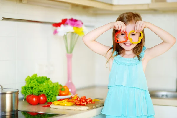 Chica ayudando madre en cocina — Foto de Stock