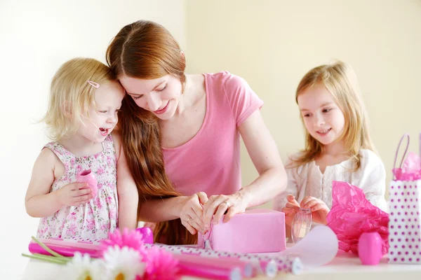 Mãe e filhas com presente — Fotografia de Stock