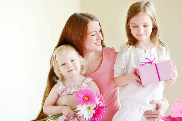 Mother and daughters with gift — Stock Photo, Image