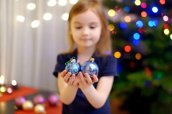 Menina decorando árvore de Natal — Fotografia de Stock