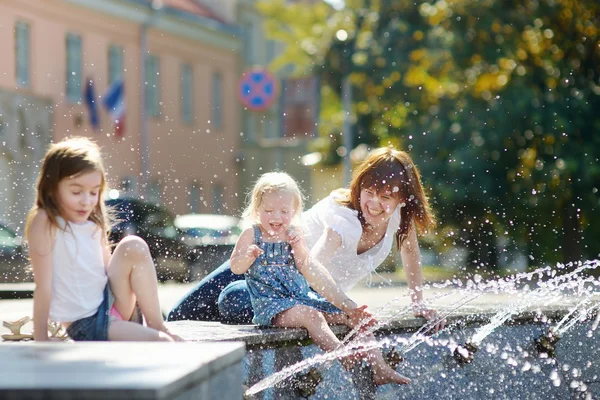 Donna e bambini fontana — Foto Stock