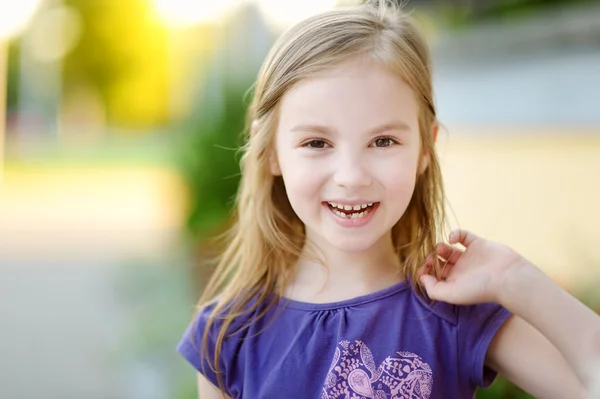 Bambina ha perso il dente — Foto Stock