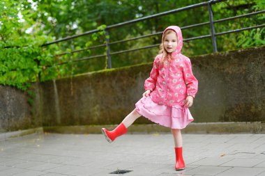 kızı yağmur altında