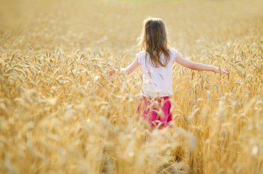 buğday alan kız