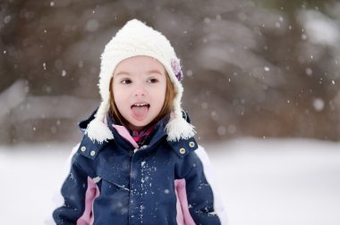 küçük kız kış gününde