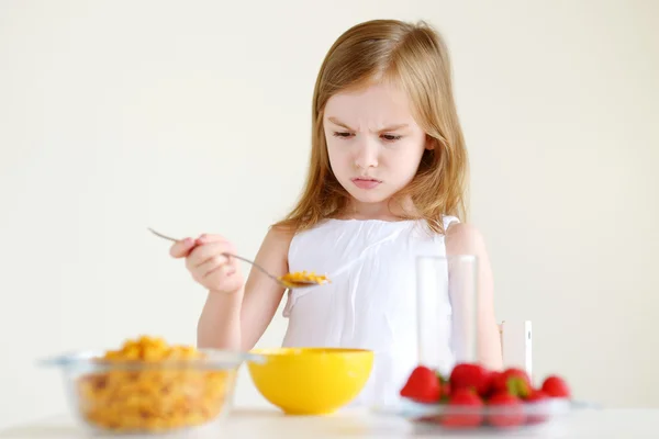 Meisje eten granen met melk — Stockfoto