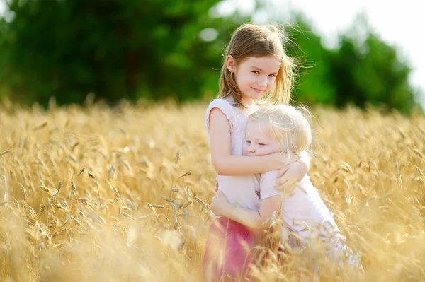 Sisters in wheat field — Stock Photo, Image