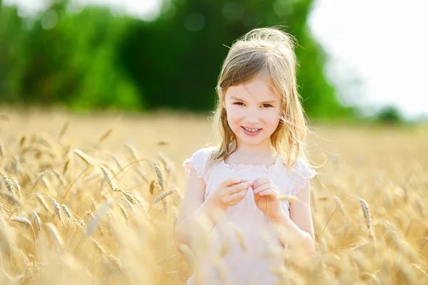 Girl in wheat field — Stock Photo, Image