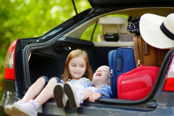 Sisters sitting in car — Stock Photo, Image