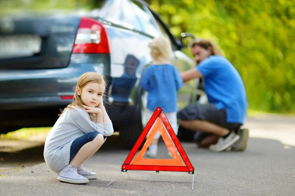 Family changing   car wheel — Stock Photo, Image