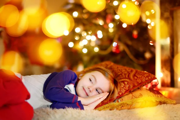 Ragazza dormire sotto l'albero di Natale — Foto Stock