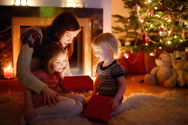 Madre e hijas con regalo —  Fotos de Stock