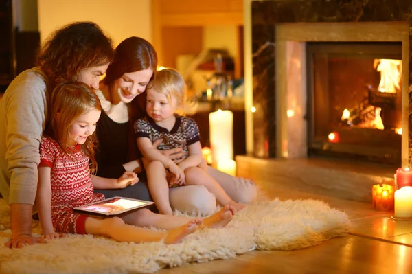 Família usando Tablet PC — Fotografia de Stock