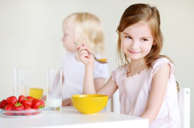 süt ile tahıl yiyen kız