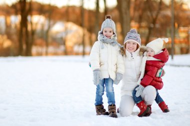 Anne ve kızı kış gününde