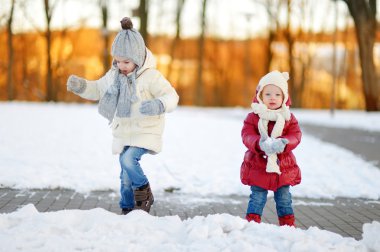 sorelle giorno invernale innevato