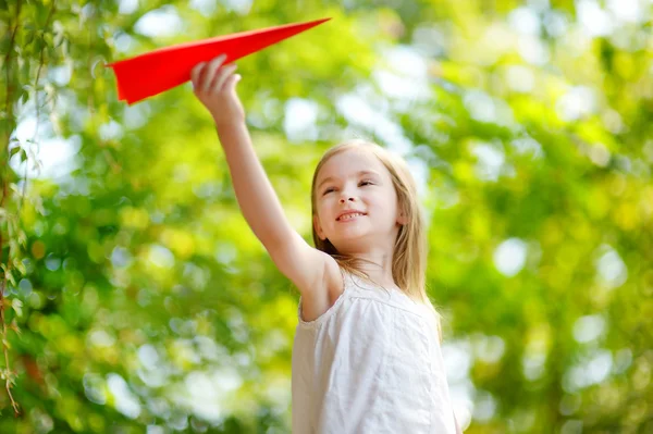 Niña sosteniendo papel plano — Foto de Stock